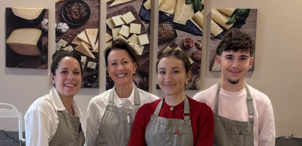 Toute l'équipe de la fromagerie à votre service ! 🧀